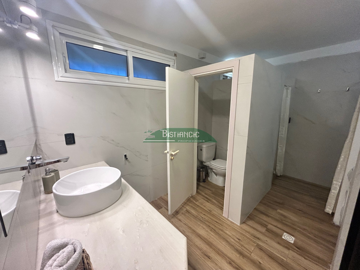 Casa ID.2954 - Chalé 4 dorm 4 baños gran living, piscina grande + 2 deptos externos para renta. Terreno de 1700 m2 + 620 m2 construidos. Precio de Venta US$ 595.000.
