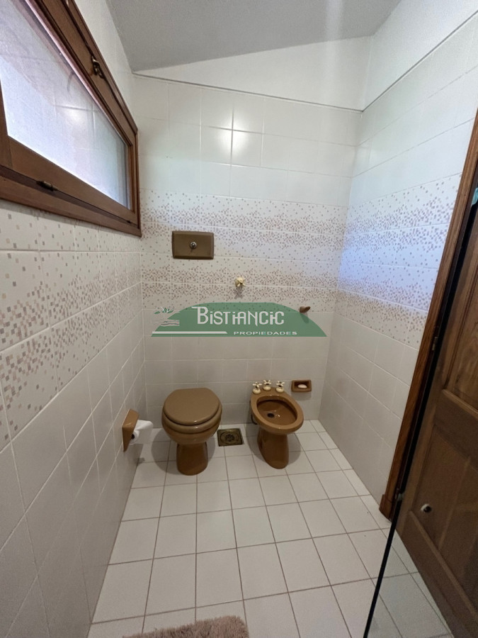 Casa ID.1003 - Chalé Paradas Mansa, 5 dormitorios 4 baños, amplio y luminoso, construcción de calidad, 1000m2 de tierra y 400 m2 edificados. Venta US$ 740.000.