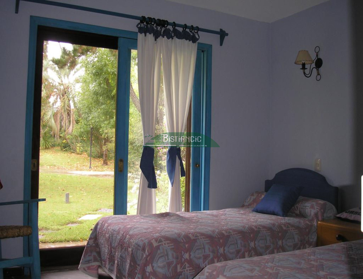 Casa ID.2419 - Chalé 2200 m2 de jardín y 374 m2 edf. 4 dorm 3 baños, barbacoa integrada calefacción, Precio de venta US$ 460.000.