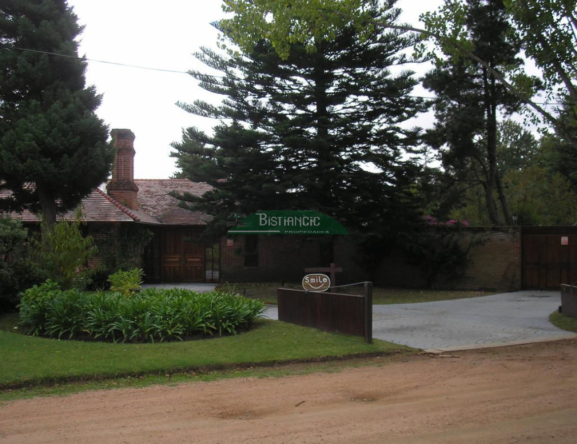 Casa ID.2419 - Chalé 2200 m2 de jardín y 374 m2 edf. 4 dorm 3 baños, barbacoa integrada calefacción, Precio de venta US$ 460.000.