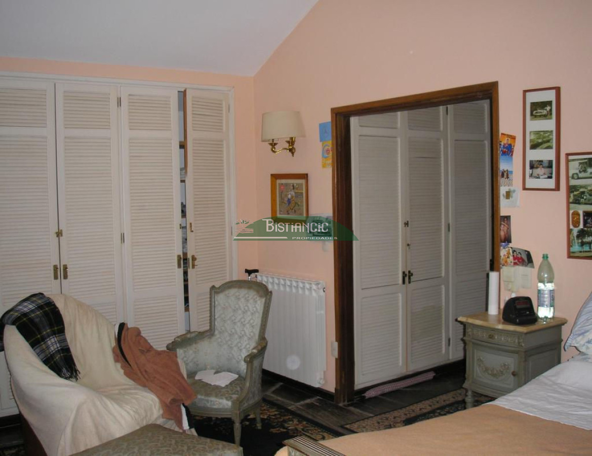 Casa ID.2419 - Chalé 2200 m2 de jardín y 374 m2 edf. 4 dorm 3 baños, barbacoa integrada calefacción, Precio de venta US$ 460.000.