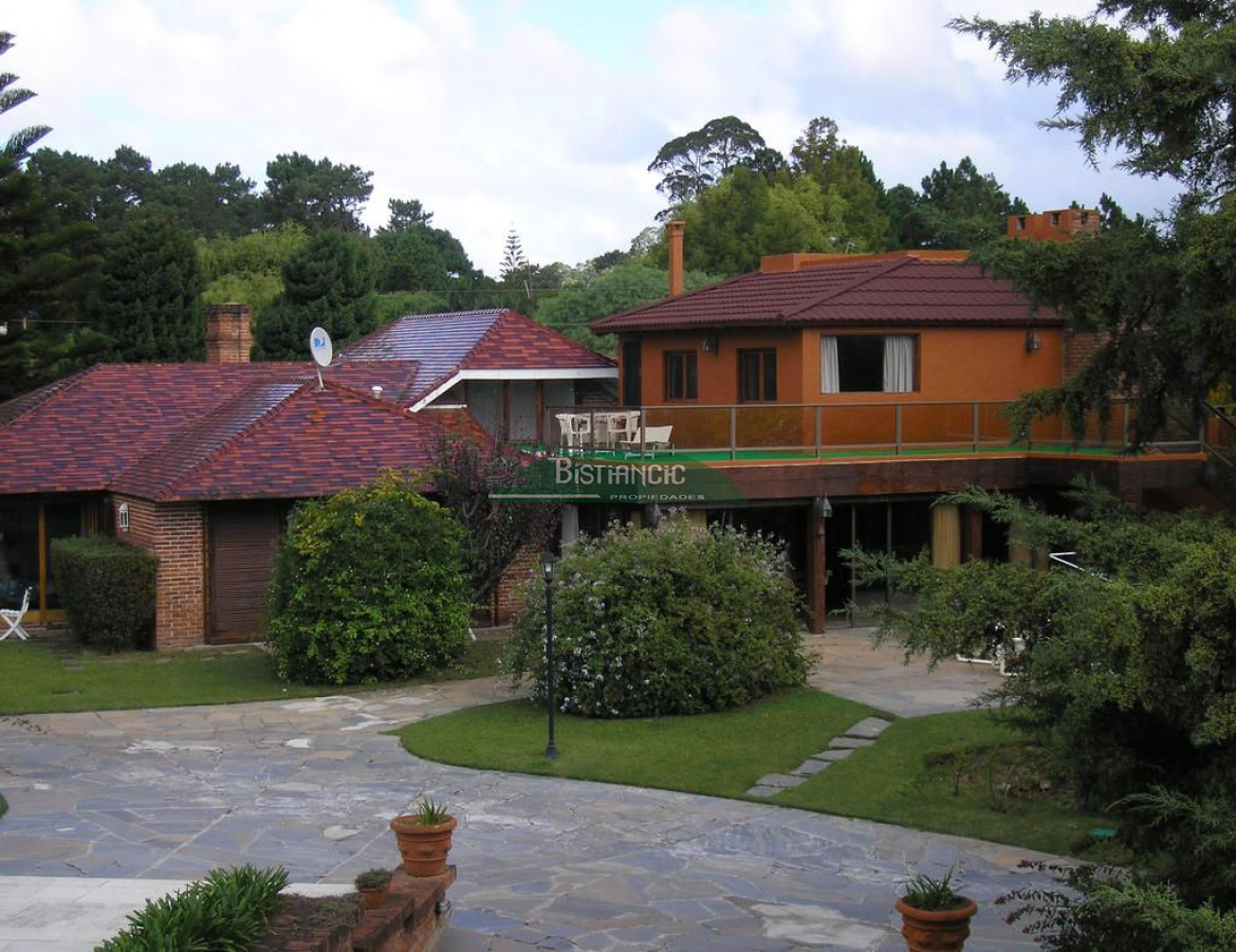 Casa ID.2419 - Chalé 2200 m2 de jardín y 374 m2 edf. 4 dorm 3 baños, barbacoa integrada calefacción, Precio de venta US$ 460.000.