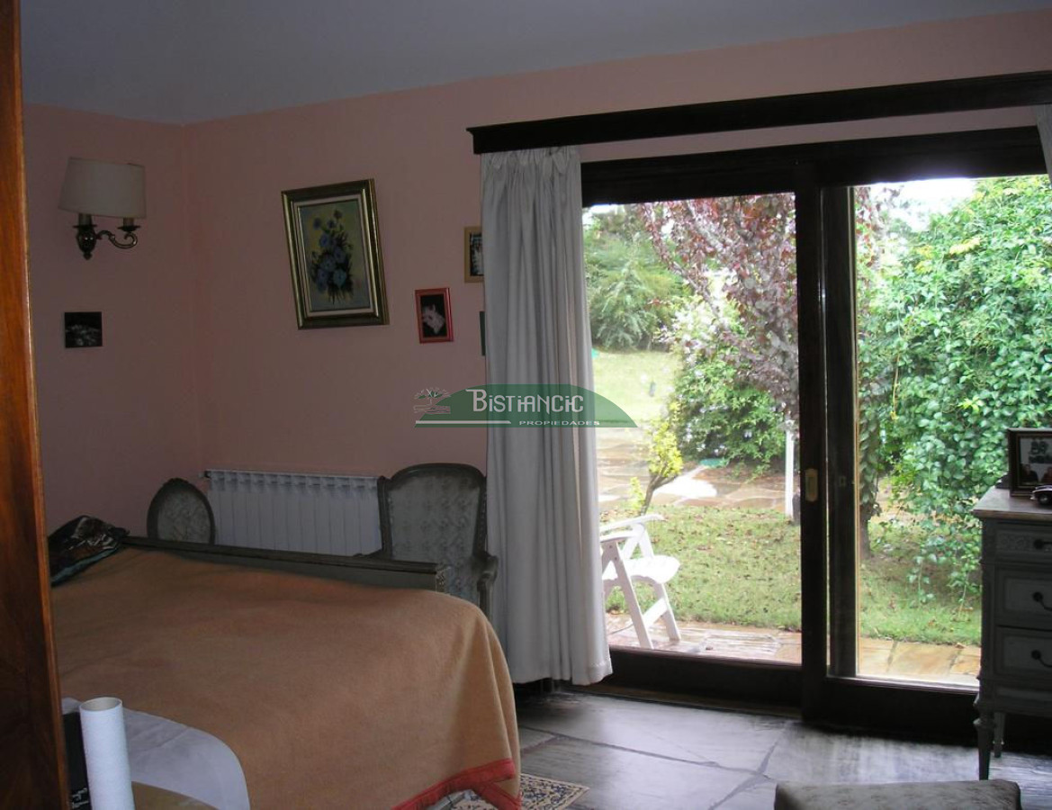Casa ID.2419 - Chalé 2200 m2 de jardín y 374 m2 edf. 4 dorm 3 baños, barbacoa integrada calefacción, Precio de venta US$ 460.000.