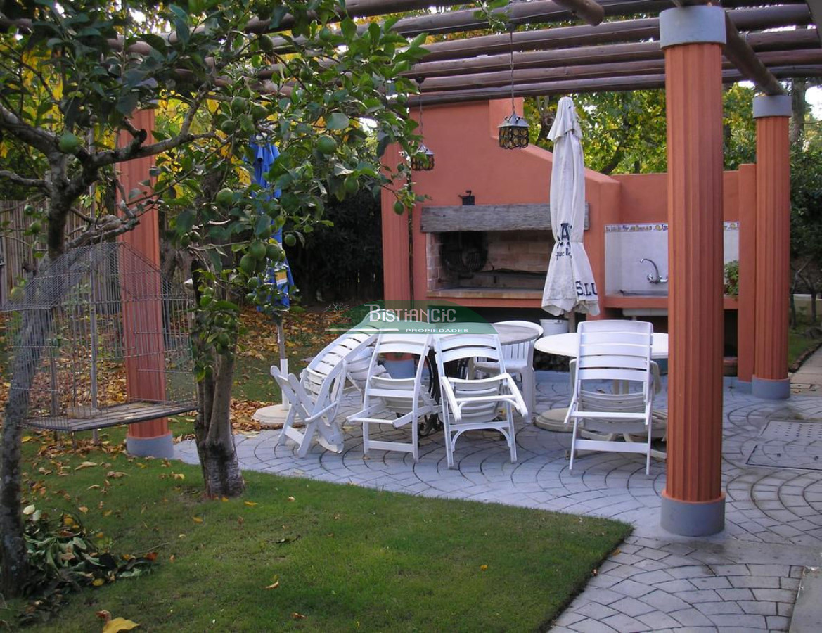 Casa ID.2419 - Chalé 2200 m2 de jardín y 374 m2 edf. 4 dorm 3 baños, barbacoa integrada calefacción, Precio de venta US$ 460.000.