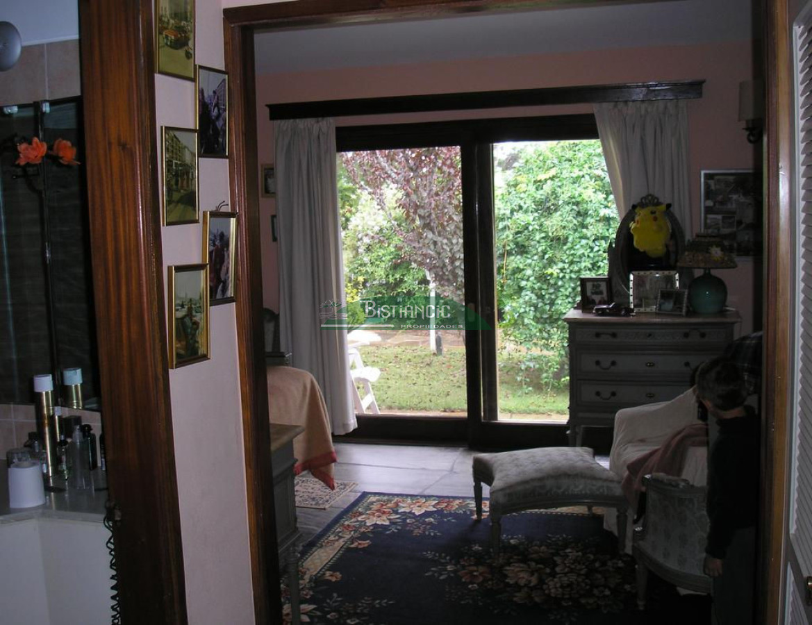Casa ID.2419 - Chalé 2200 m2 de jardín y 374 m2 edf. 4 dorm 3 baños, barbacoa integrada calefacción, Precio de venta US$ 460.000.