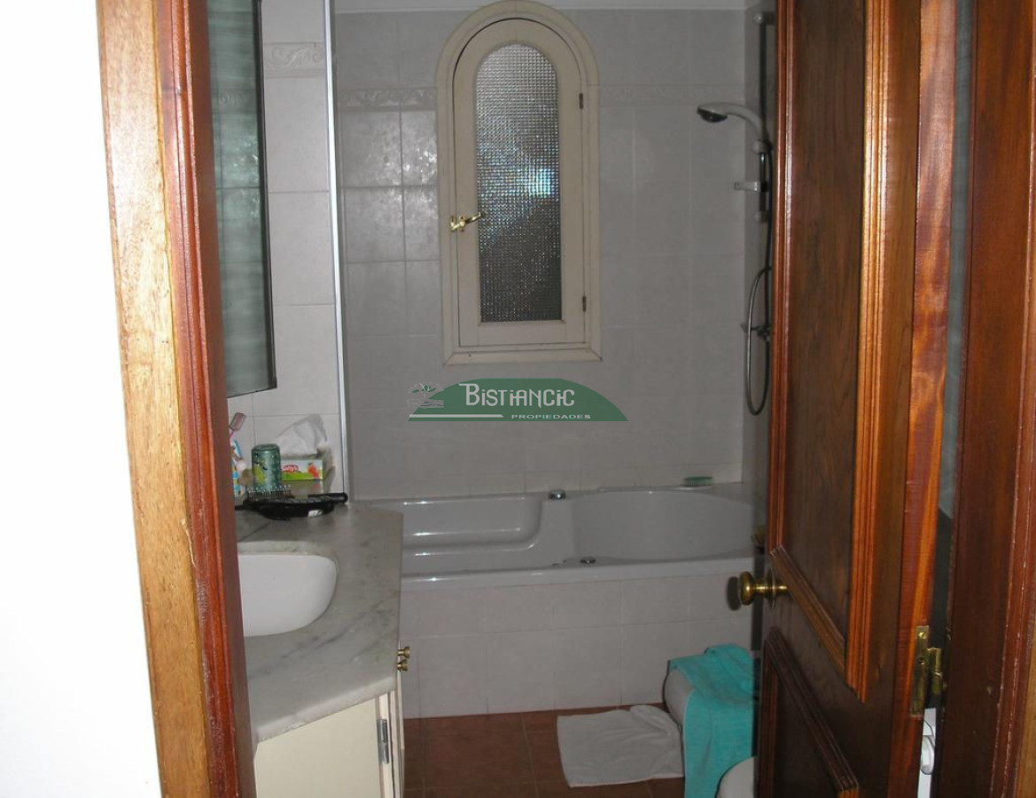Casa ID.2419 - Chalé 2200 m2 de jardín y 374 m2 edf. 4 dorm 3 baños, barbacoa integrada calefacción, Precio de venta US$ 460.000.