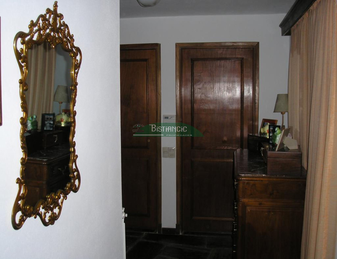 Casa ID.2419 - Chalé 2200 m2 de jardín y 374 m2 edf. 4 dorm 3 baños, barbacoa integrada calefacción, Precio de venta US$ 460.000.