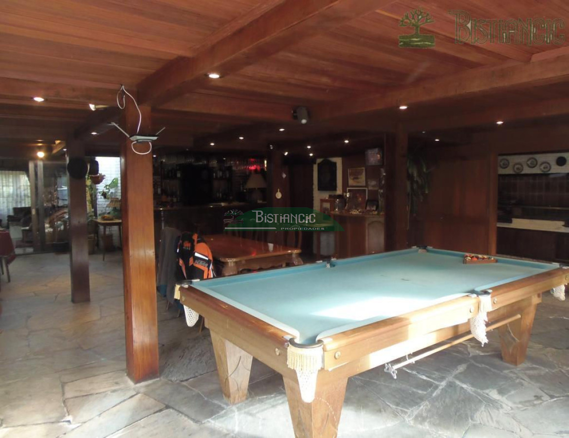 Casa ID.2419 - Chalé 2200 m2 de jardín y 374 m2 edf. 4 dorm 3 baños, barbacoa integrada calefacción, Precio de venta US$ 460.000.