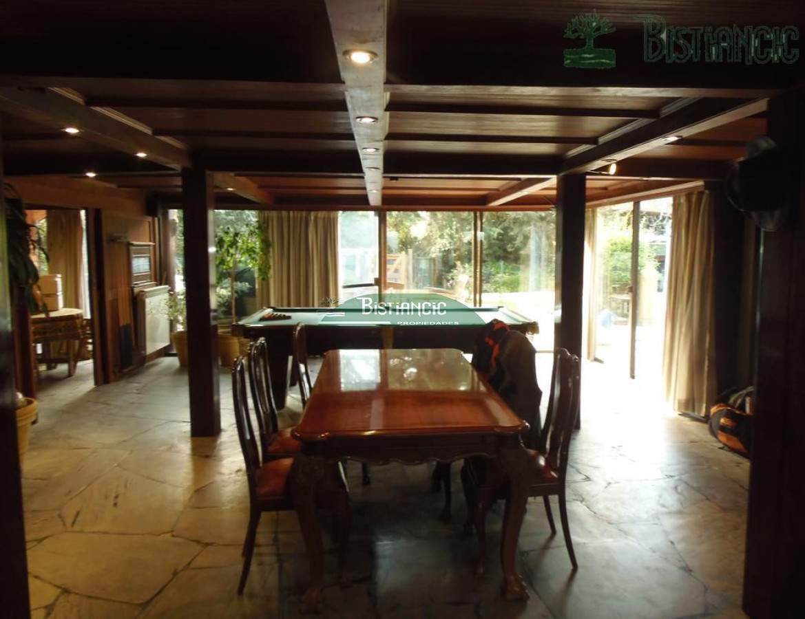 Casa ID.2419 - Chalé 2200 m2 de jardín y 374 m2 edf. 4 dorm 3 baños, barbacoa integrada calefacción, Precio de venta US$ 460.000.