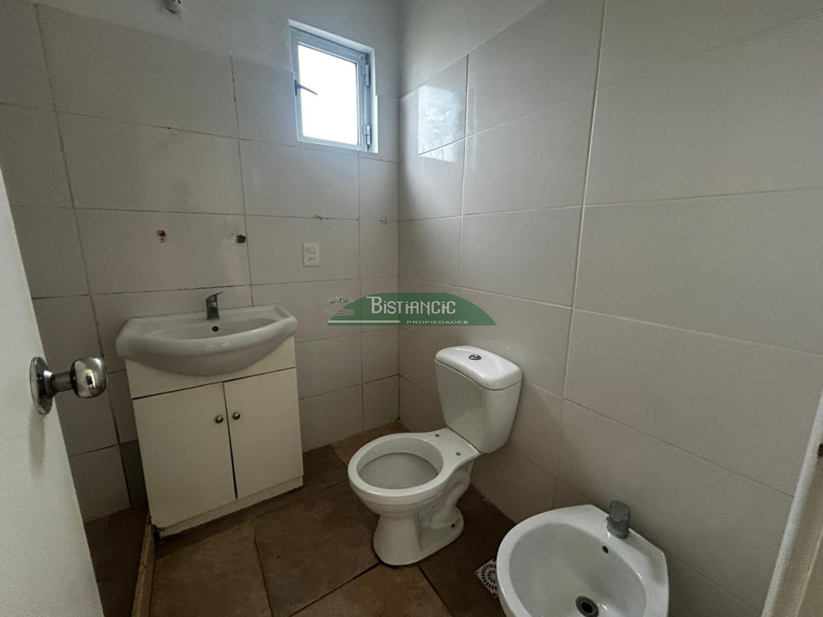 Casa ID.2572 - Alquiler Anual. Duplex en Cno. Lussich de 2 dorm, con patio y estacionamiento