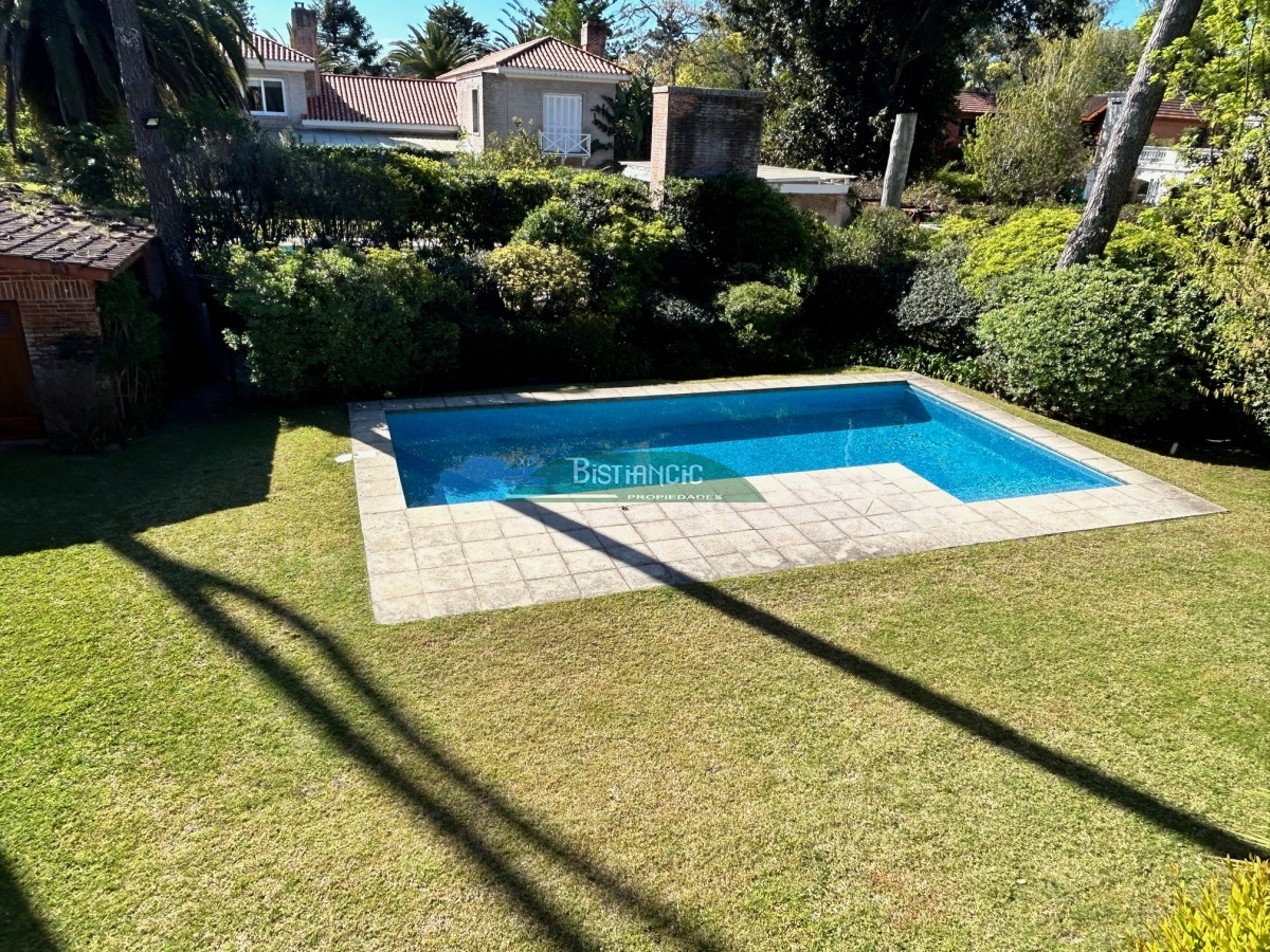 Casa ID.1003 - Chalé Paradas Mansa, 5 dormitorios 4 baños, amplio y luminoso, construcción de calidad, 1000m2 de tierra y 400 m2 edificados. Venta US$ 740.000.