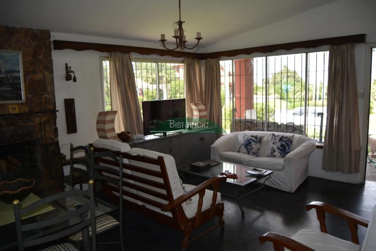 Casa ID.2703 - Chalé en Las Delicias , próximo al mar, 3 dorm 2 baños, tejas y ladrillos. Venta US$ 310.000