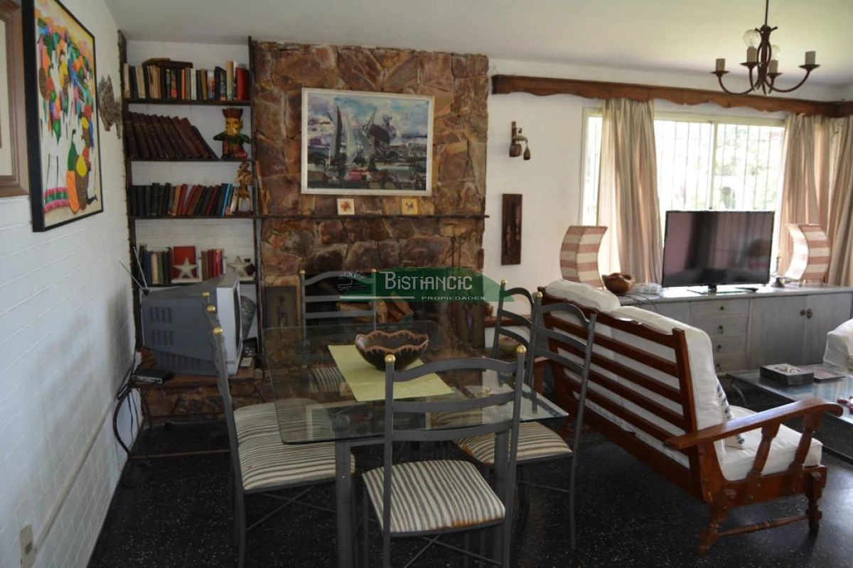 Casa ID.2703 - Chalé en Las Delicias , próximo al mar, 3 dorm 2 baños, tejas y ladrillos. Venta US$ 310.000