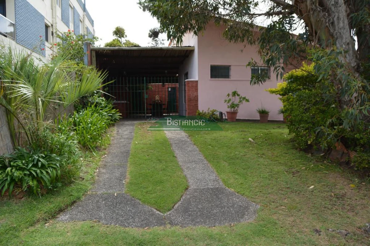 Casa ID.2703 - Chalé en Las Delicias , próximo al mar, 3 dorm 2 baños, tejas y ladrillos. Venta US$ 310.000