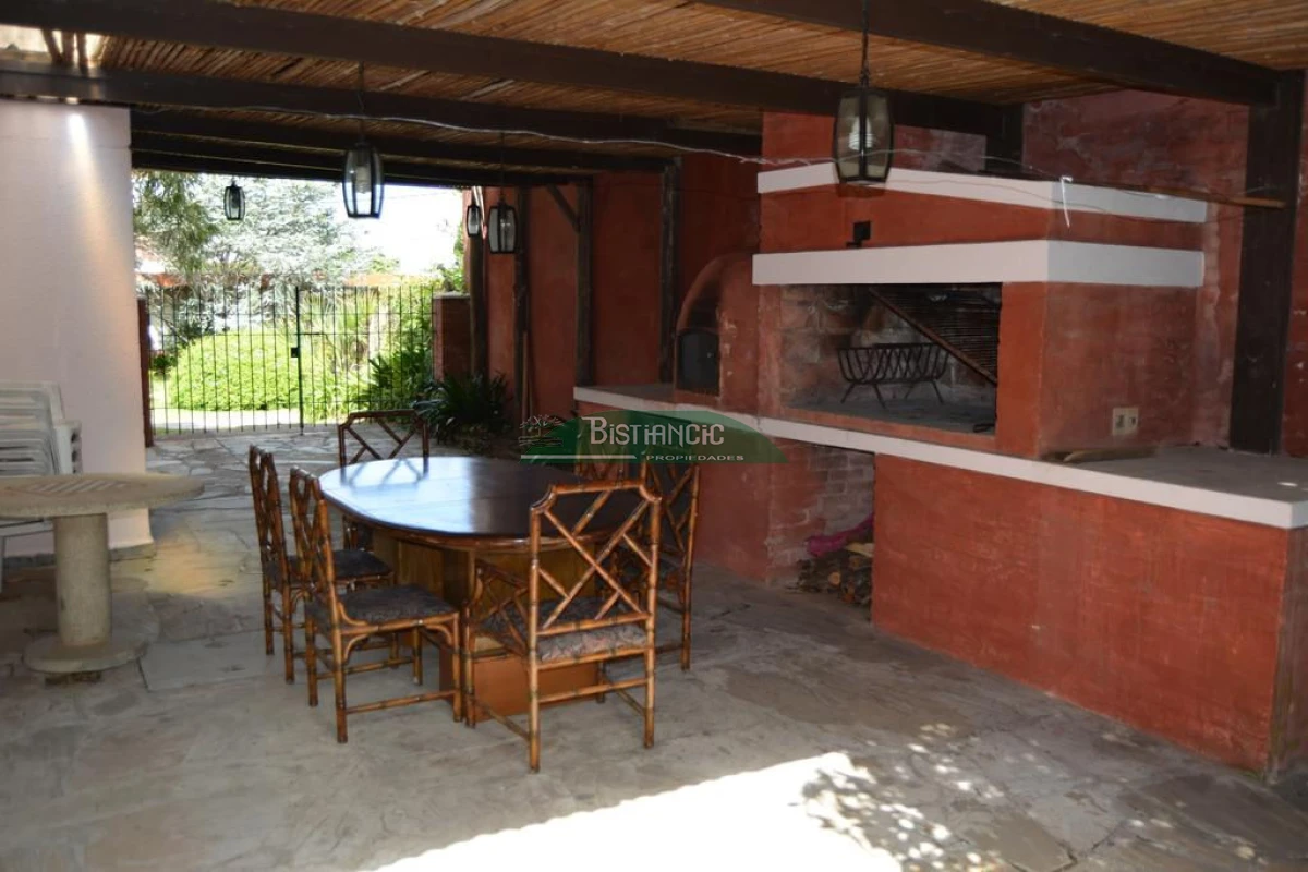Casa ID.2703 - Chalé en Las Delicias , próximo al mar, 3 dorm 2 baños, tejas y ladrillos. Venta US$ 310.000