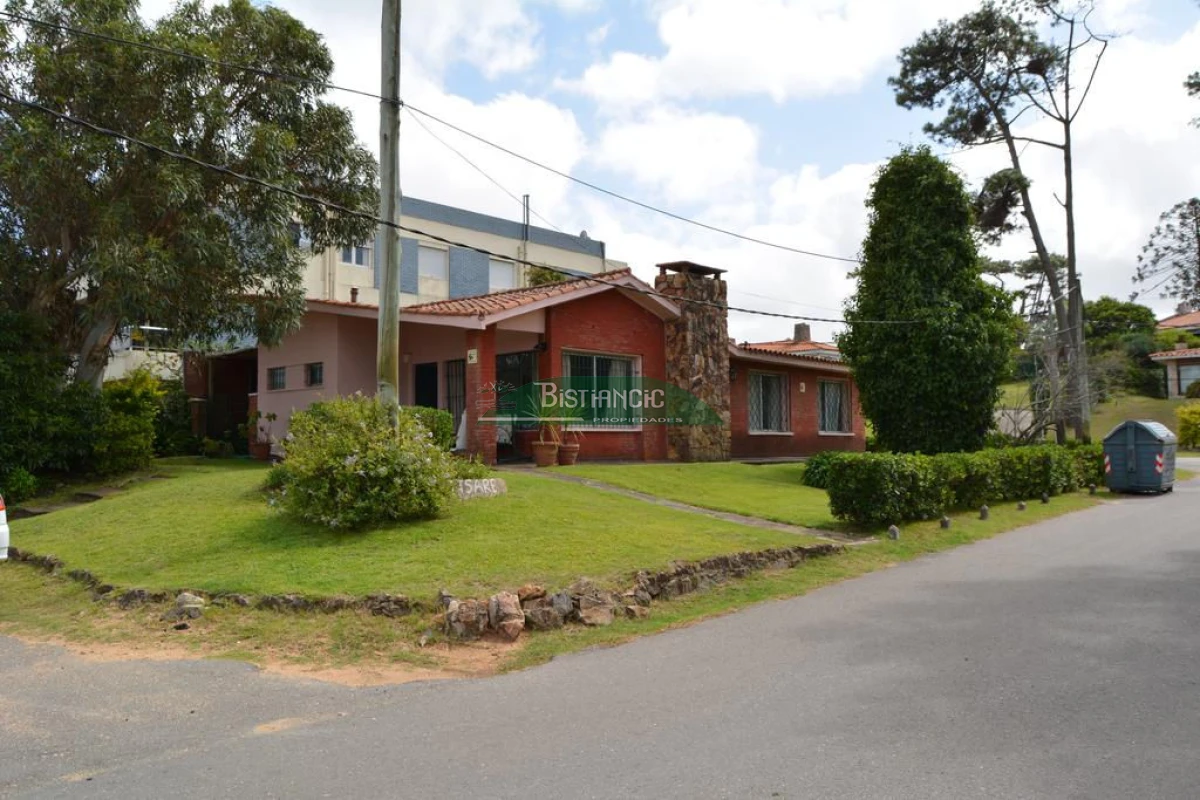 Casa ID.2703 - Chalé en Las Delicias , próximo al mar, 3 dorm 2 baños, tejas y ladrillos. Venta US$ 310.000