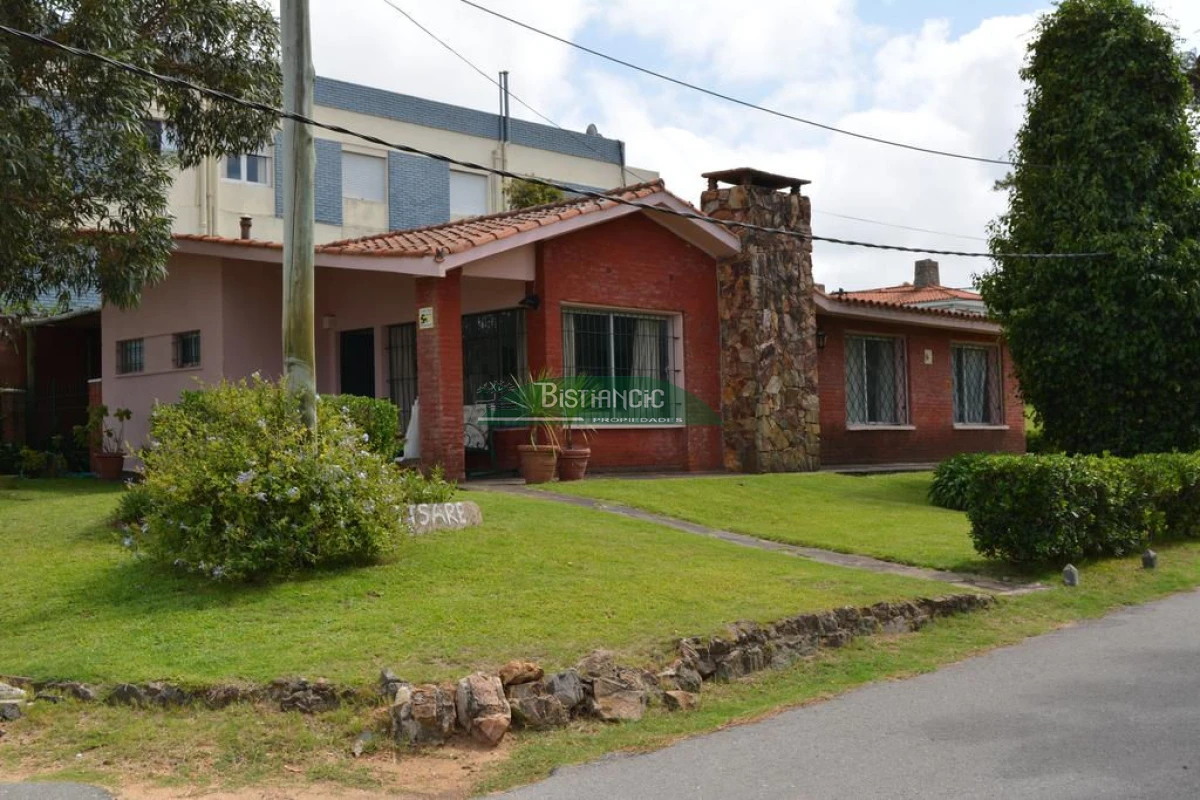 Casa ID.2703 - Chalé en Las Delicias , próximo al mar, 3 dorm 2 baños, tejas y ladrillos. Venta US$ 310.000