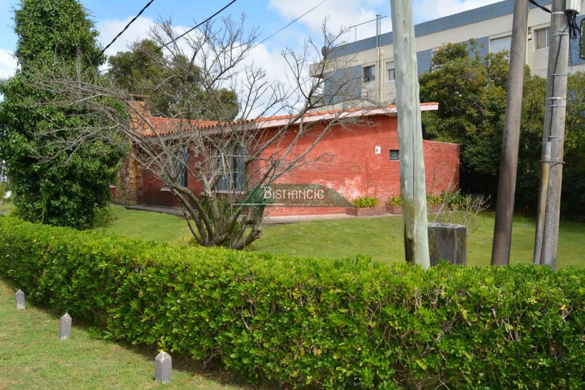 Casa ID.2703 - Chalé en Las Delicias , próximo al mar, 3 dorm 2 baños, tejas y ladrillos. Venta US$ 310.000