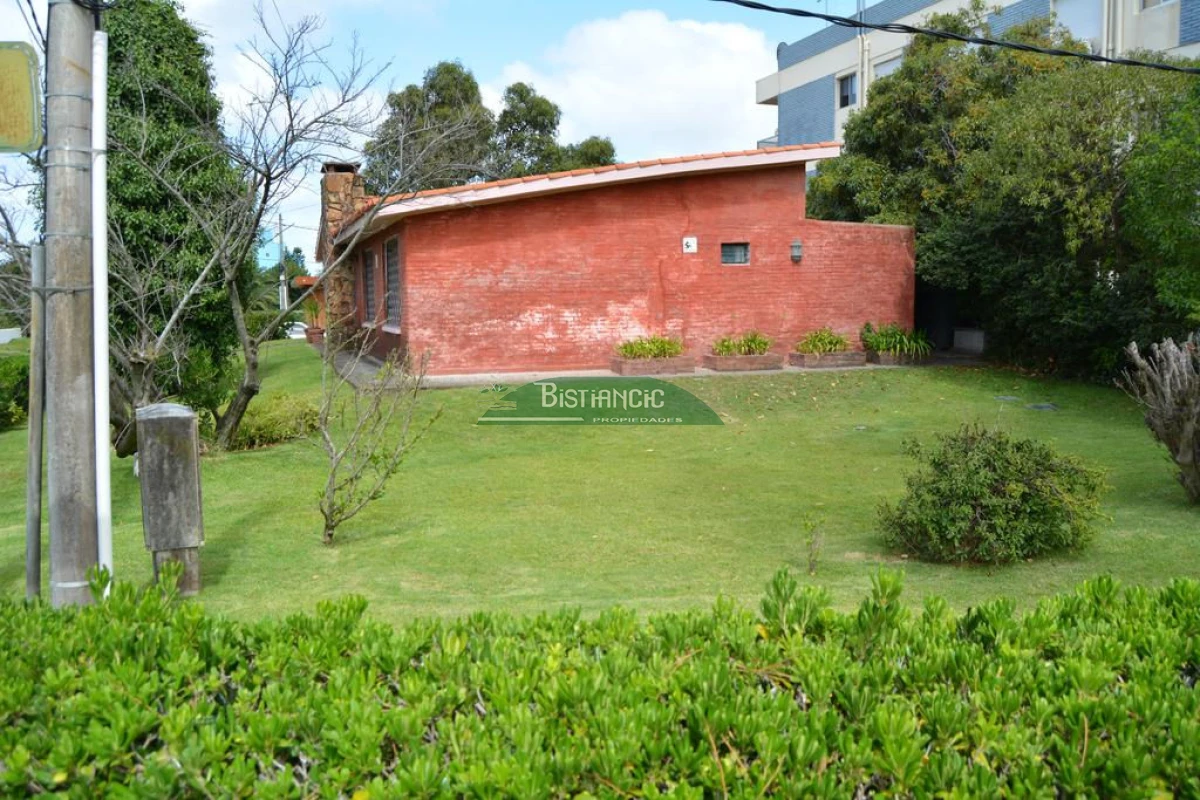 Casa ID.2703 - Chalé en Las Delicias , próximo al mar, 3 dorm 2 baños, tejas y ladrillos. Venta US$ 310.000