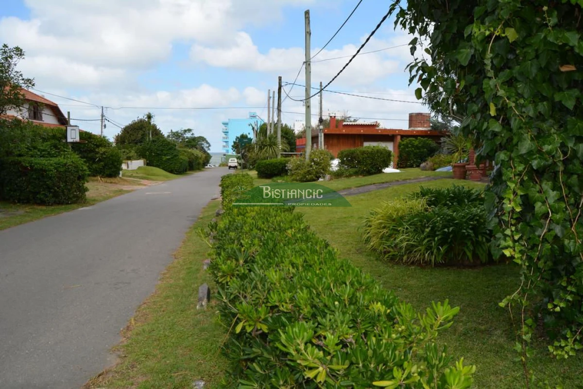 Casa ID.2703 - Chalé en Las Delicias , próximo al mar, 3 dorm 2 baños, tejas y ladrillos. Venta US$ 310.000