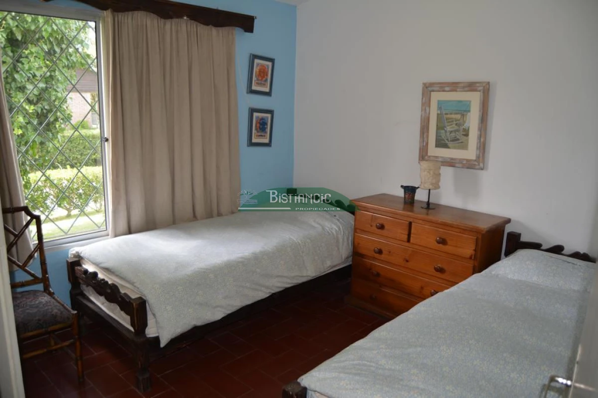 Casa ID.2703 - Chalé en Las Delicias , próximo al mar, 3 dorm 2 baños, tejas y ladrillos. Venta US$ 310.000