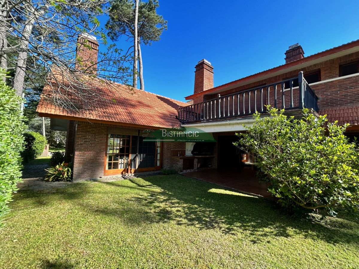 Casa ID.1003 - Chalé Paradas Mansa, 5 dormitorios 4 baños, amplio y luminoso, construcción de calidad, 1000m2 de tierra y 400 m2 edificados. Venta US$ 740.000.