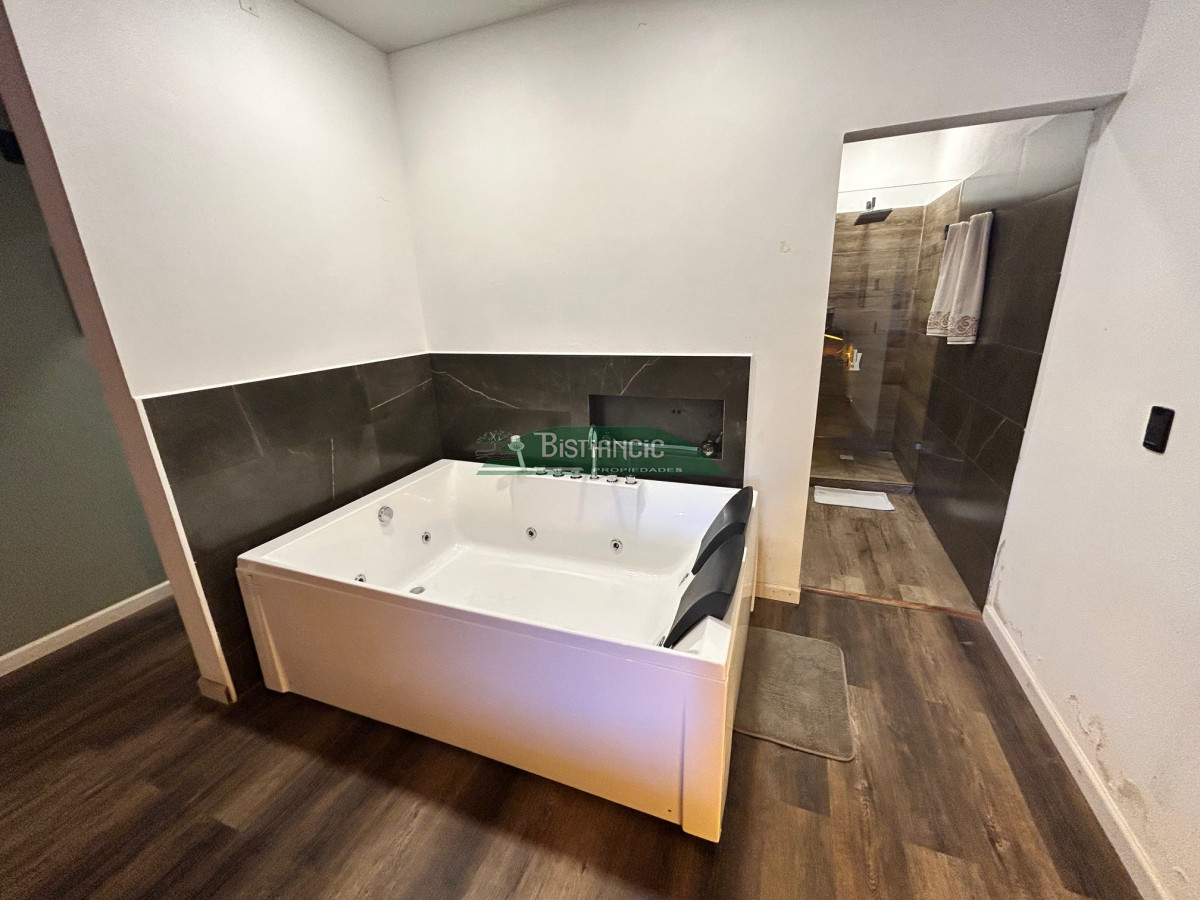 Casa ID.2954 - Chalé 4 dorm 4 baños gran living, piscina grande + 2 deptos externos para renta. Terreno de 1700 m2 + 620 m2 construidos. Precio de Venta US$ 595.000.