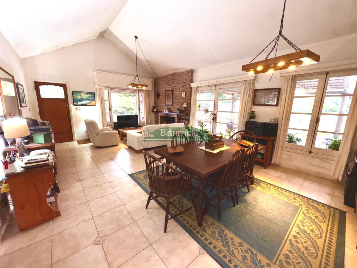 Casa ID.2941 - Pinares cerca del mar Chalé tradicional 1000m2 terreno y 350m2 construidos, 4 dorm 3 baños mas depto externo. Venta US$ 470.000