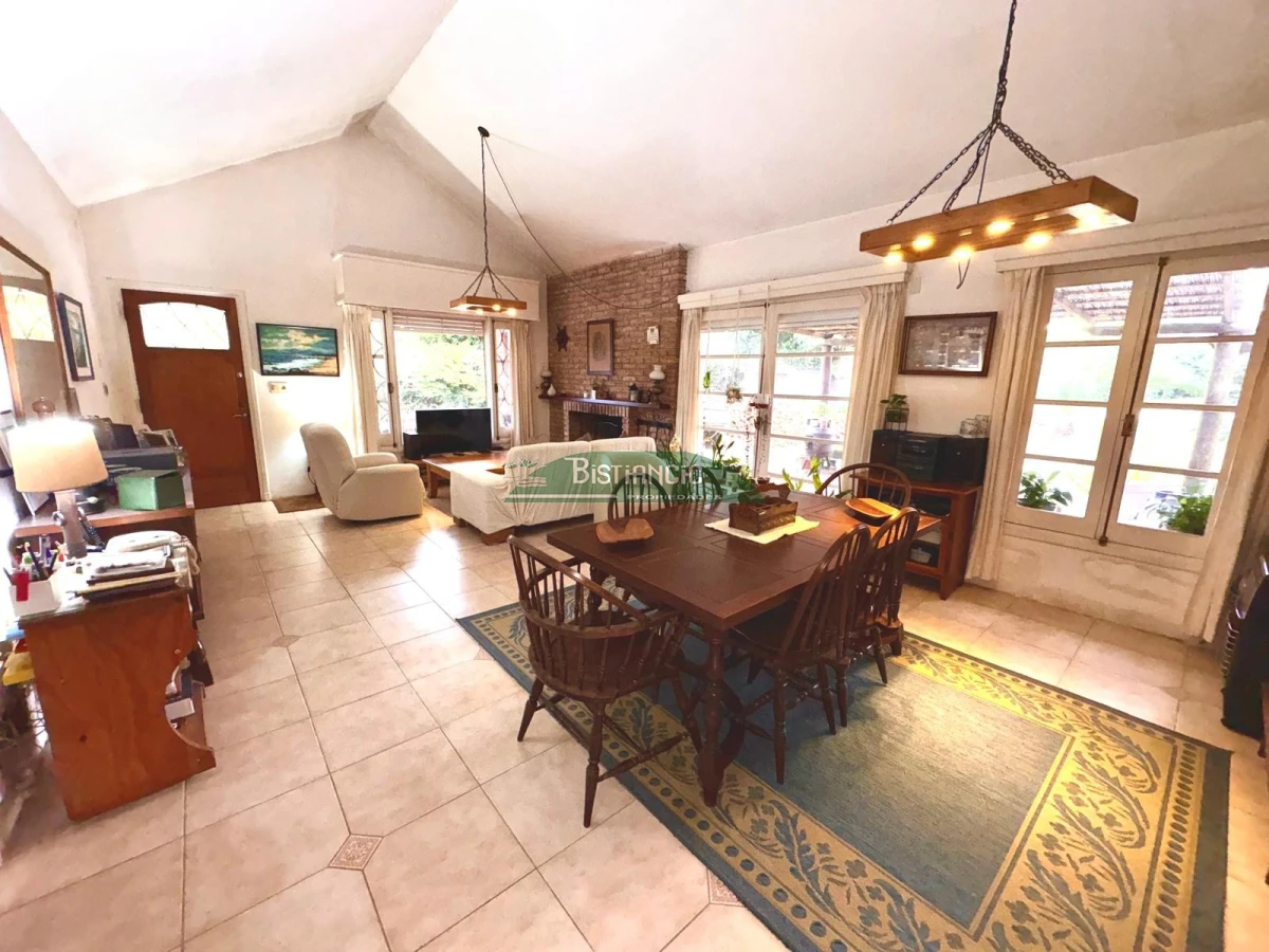 Casa ID.2941 - Pinares cerca del mar Chalé tradicional 1000m2 terreno y 350m2 construidos, 4 dorm 3 baños mas depto externo. Venta US$ 470.000