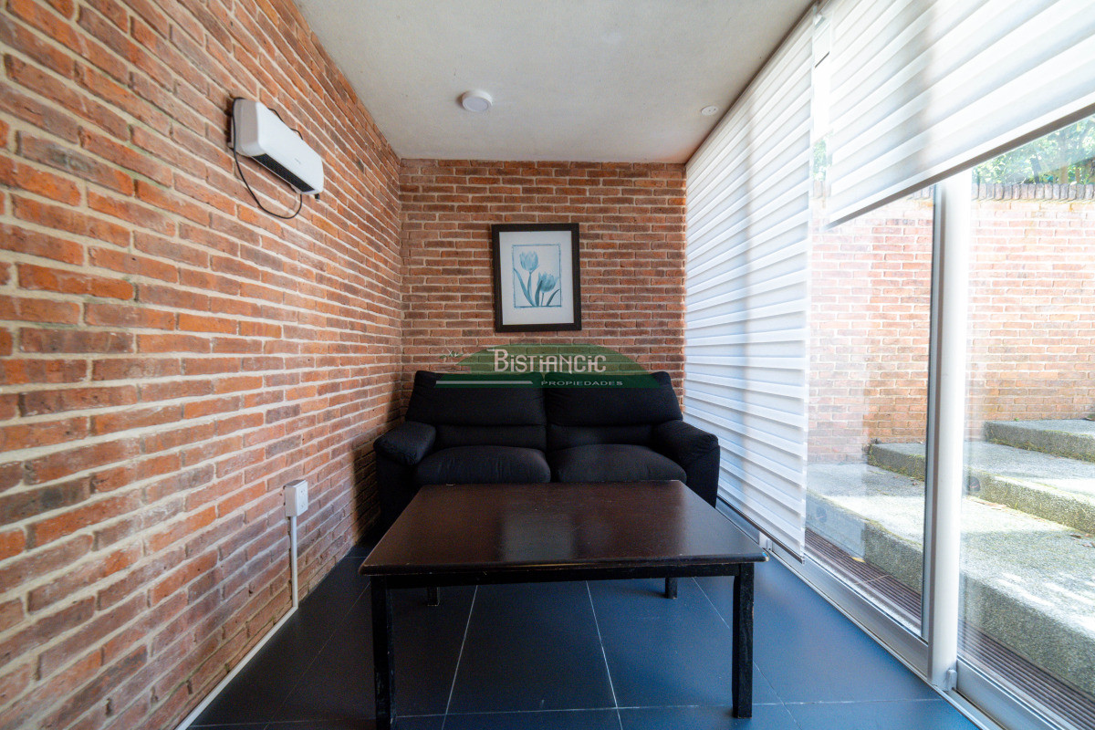 Casa ID.2954 - Chalé 4 dorm 4 baños gran living, piscina grande + 2 deptos externos para renta. Terreno de 1700 m2 + 620 m2 construidos. Precio de Venta US$ 595.000.