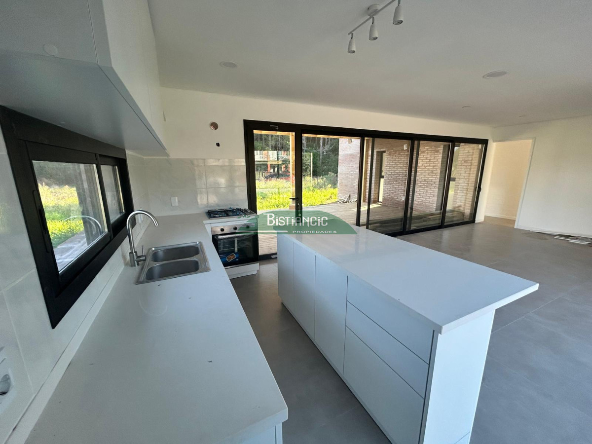 Casa ID.2958 - Casa a estrenar en Pinares , 3 dorm, 2 baños ( 1 en suite), salida con parrillero y pergola. 
