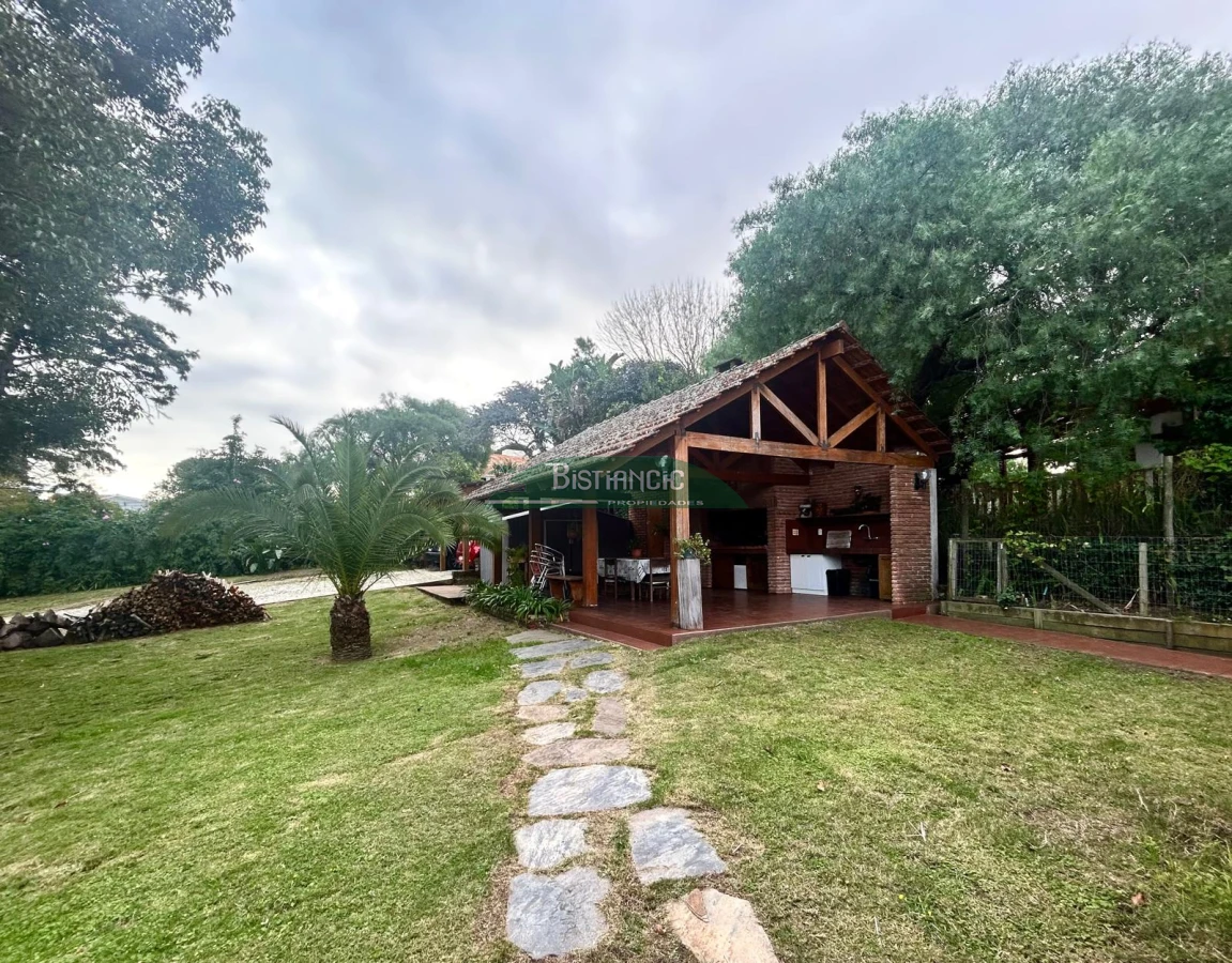 Casa ID.2941 - Pinares cerca del mar Chalé tradicional 1000m2 terreno y 350m2 construidos, 4 dorm 3 baños mas depto externo. Venta US$ 470.000