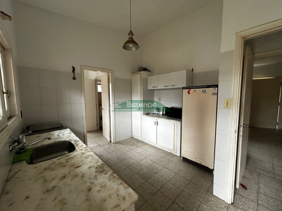 Casa ID.3019 - Pinares Chalé tradicional 3 dorm 2 baños + servicio, 718 m2 jardín, cerca de todo. Venta US$ 310.000.