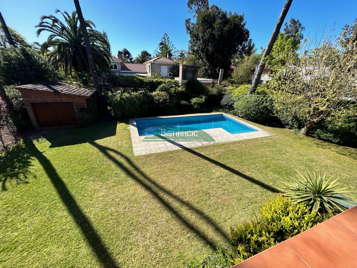 Casa ID.1003 - Chalé Paradas Mansa, 5 dormitorios 4 baños, amplio y luminoso, construcción de calidad, 1000m2 de tierra y 400 m2 edificados. Venta US$ 740.000.