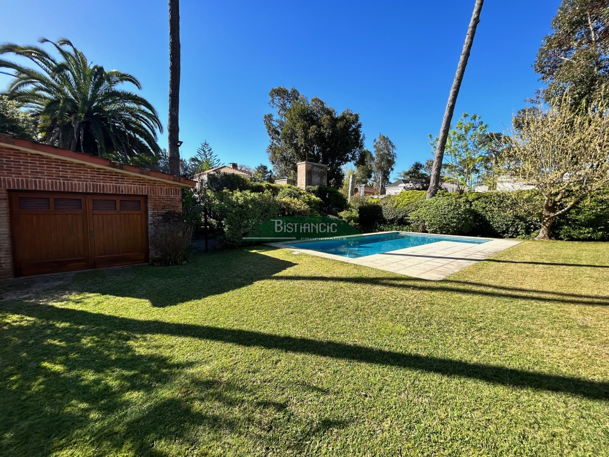 Casa ID.1003 - Chalé Paradas Mansa, 5 dormitorios 4 baños, amplio y luminoso, construcción de calidad, 1000m2 de tierra y 400 m2 edificados. Venta US$ 740.000.