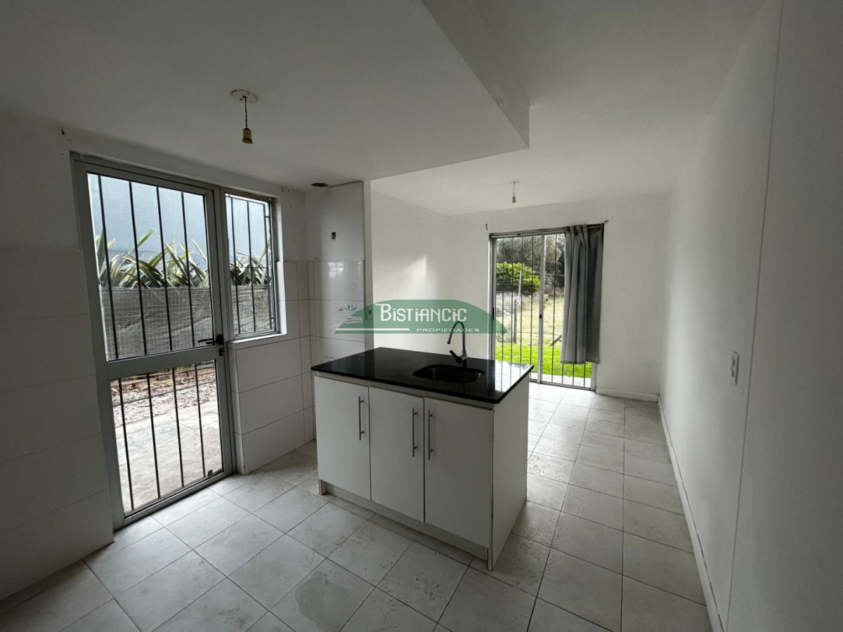 Casa ID.2572 - Alquiler Anual. Duplex en Cno. Lussich de 2 dorm, con patio y estacionamiento