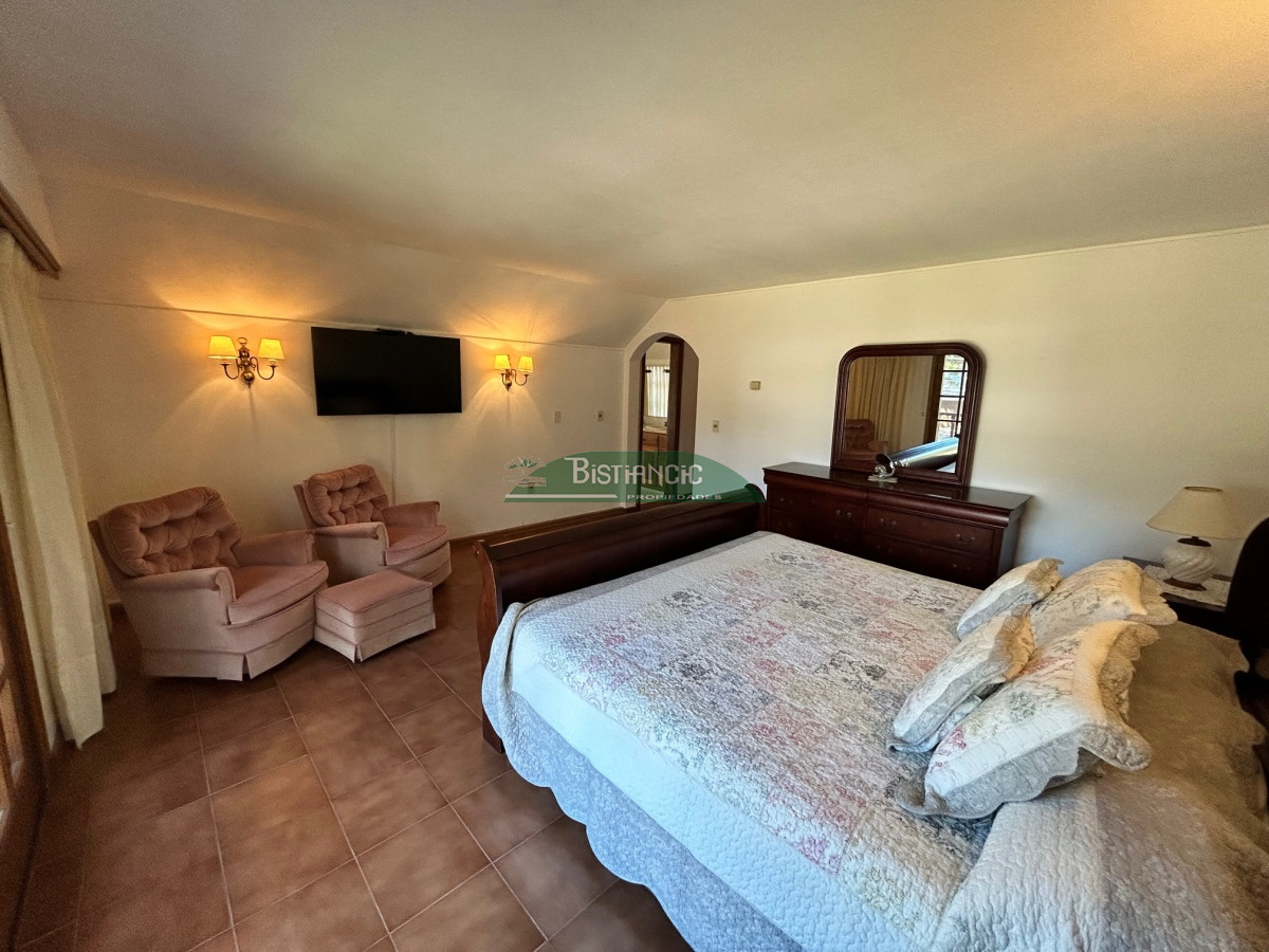 Casa ID.1003 - Chalé Paradas Mansa, 5 dormitorios 4 baños, amplio y luminoso, construcción de calidad, 1000m2 de tierra y 400 m2 edificados. Venta US$ 740.000.