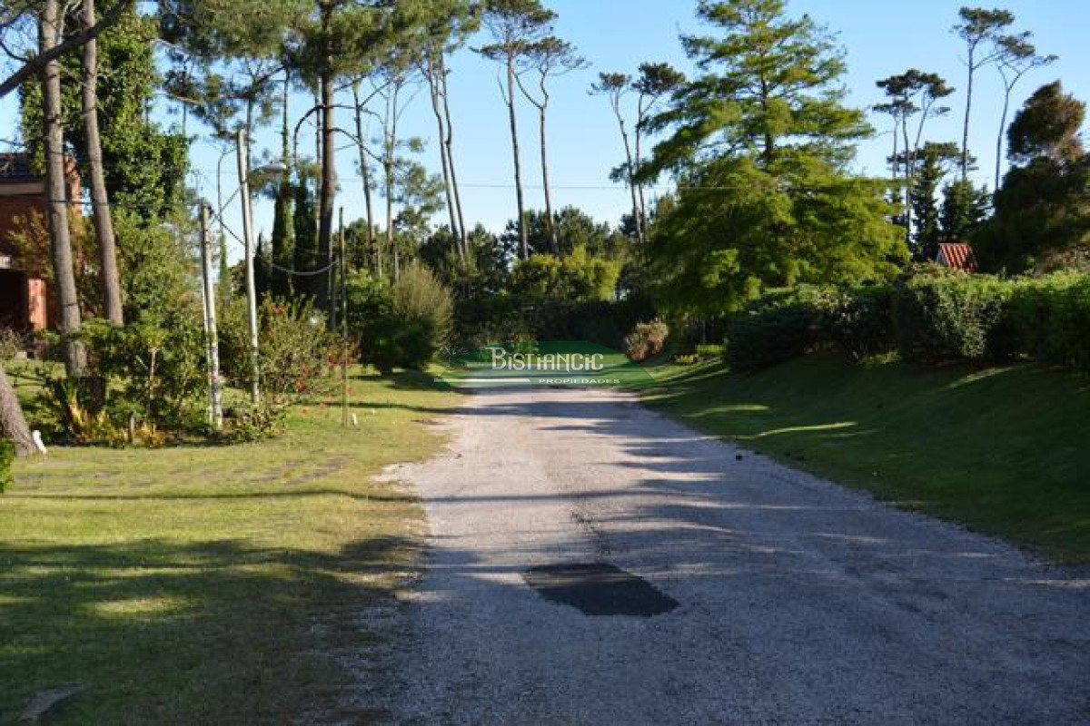 Casa ID.3020 - Pinares Pda 32. a 2 cuadras del mar, Cómoda casa de 3 dormitorios y 2 baños, parrilla y cochera. US$198.000