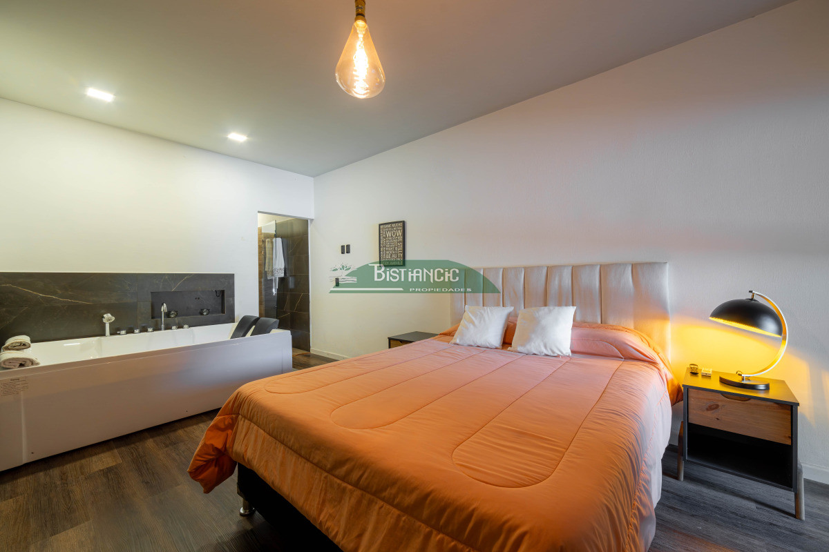 Casa ID.2954 - Chalé 4 dorm 4 baños gran living, piscina grande + 2 deptos externos para renta. Terreno de 1700 m2 + 620 m2 construidos. Precio de Venta US$ 595.000.