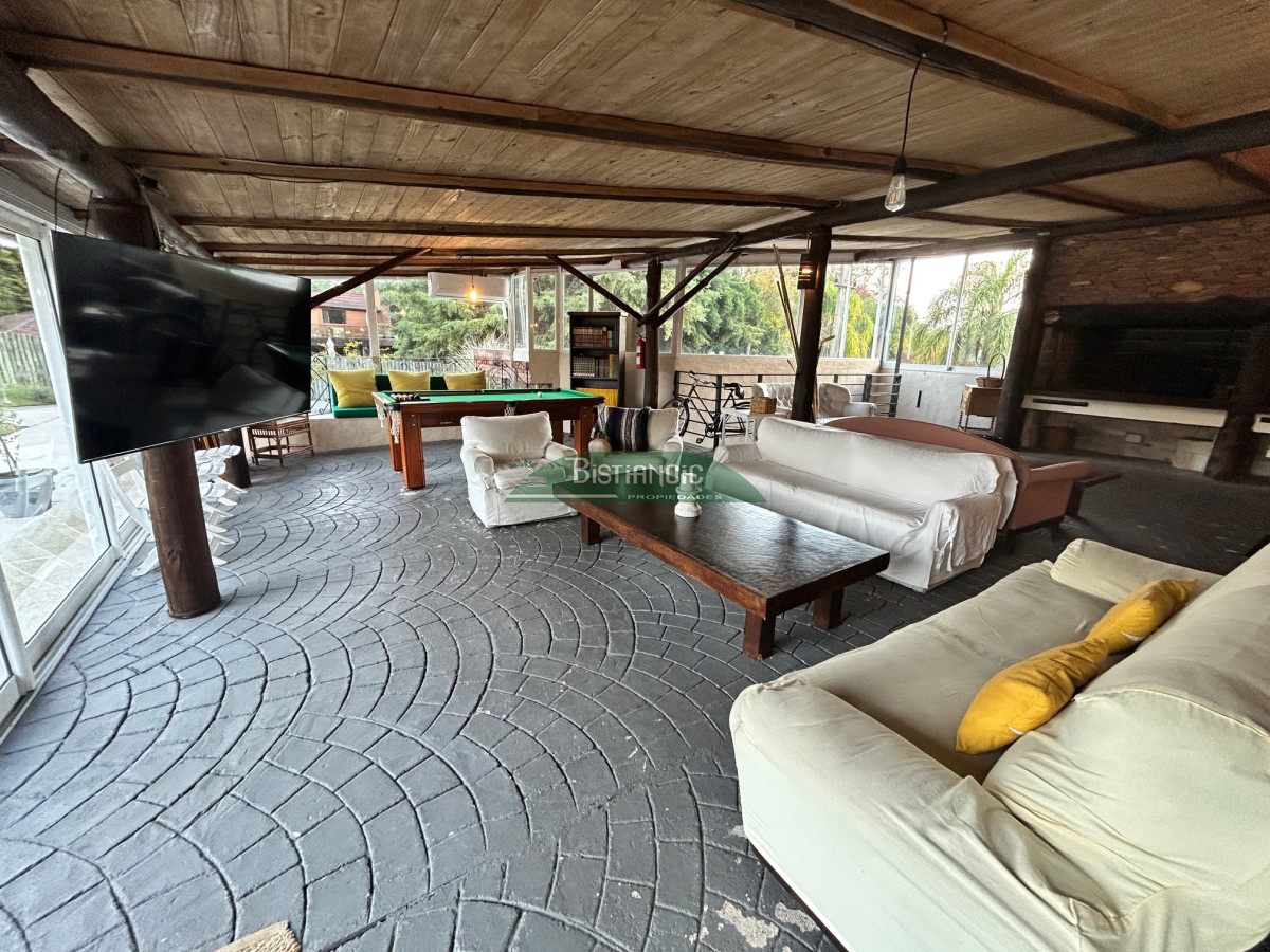 Casa ID.2954 - Chalé 4 dorm 4 baños gran living, piscina grande + 2 deptos externos para renta. Terreno de 1700 m2 + 620 m2 construidos. Precio de Venta US$ 595.000.