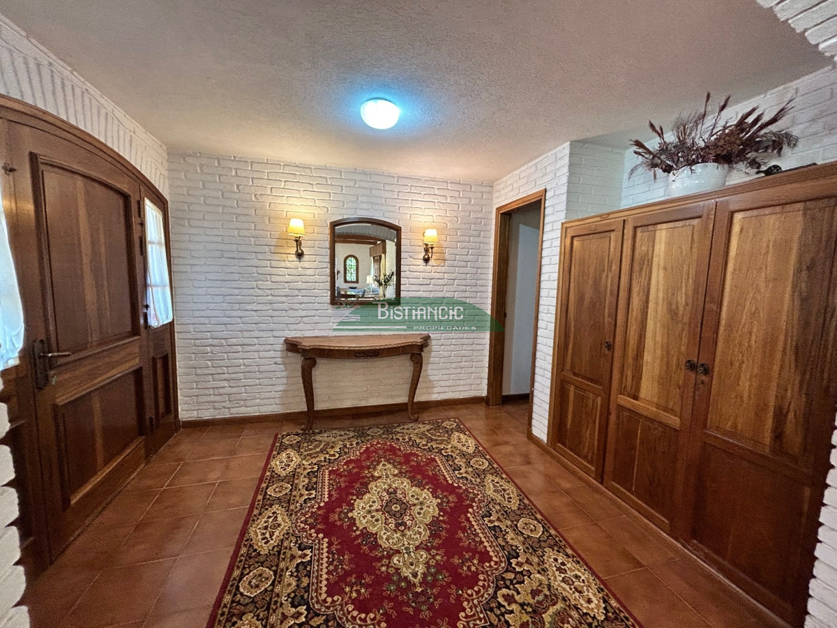 Casa ID.1003 - Chalé Paradas Mansa, 5 dormitorios 4 baños, amplio y luminoso, construcción de calidad, 1000m2 de tierra y 400 m2 edificados. Venta US$ 740.000.