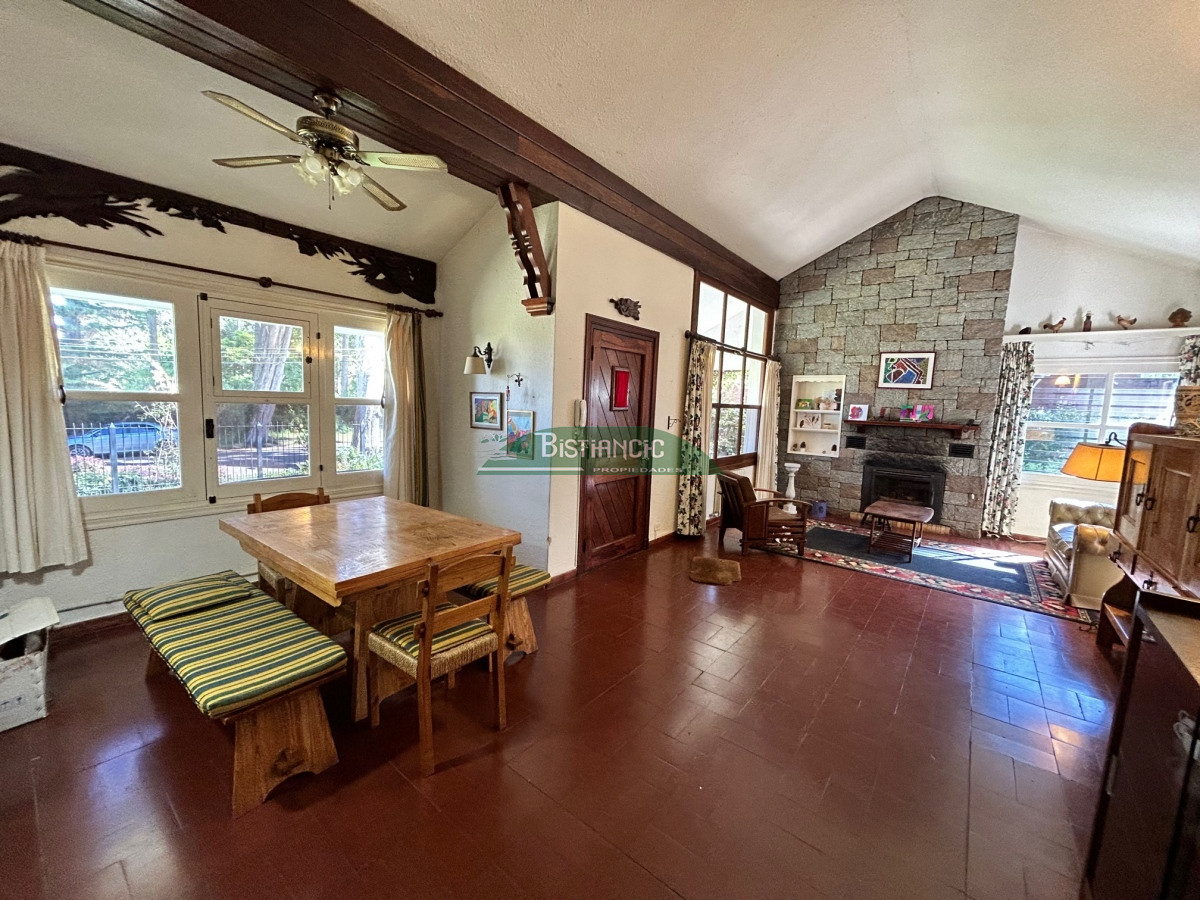 Casa ID.2863 - San Rafael , chalé sólida construcción de Clerc y Guerra, de 3 dorm 2 baños, serv,c baño, garaje, 830 m2 terreno, calef. Precio de venta US$ 350.000