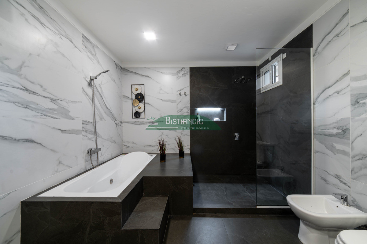Casa ID.2954 - Chalé 4 dorm 4 baños gran living, piscina grande + 2 deptos externos para renta. Terreno de 1700 m2 + 620 m2 construidos. Precio de Venta US$ 595.000.