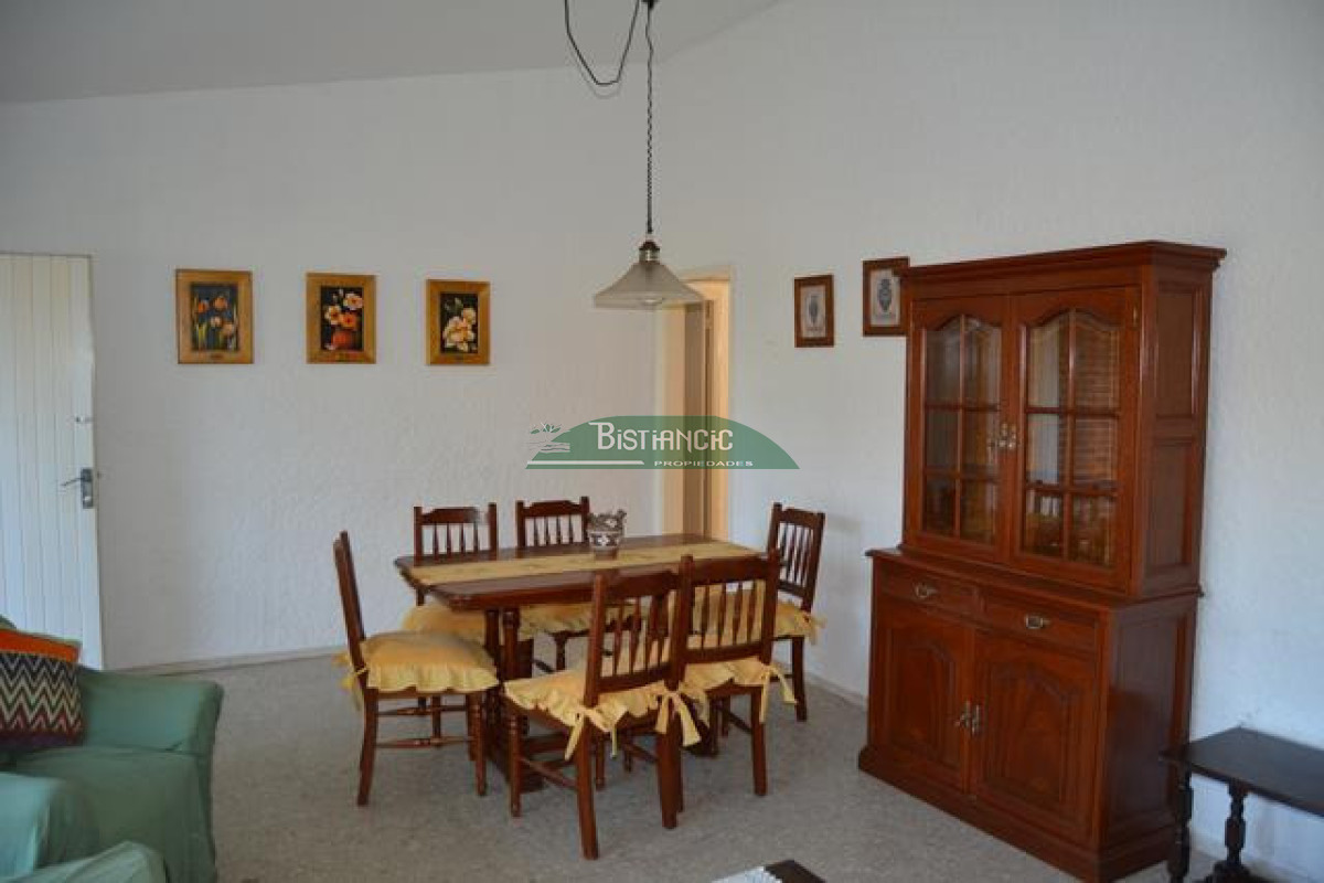 Casa ID.3019 - Pinares Chalé tradicional 3 dorm 2 baños + servicio, 718 m2 jardín, cerca de todo. Venta US$ 268.000.