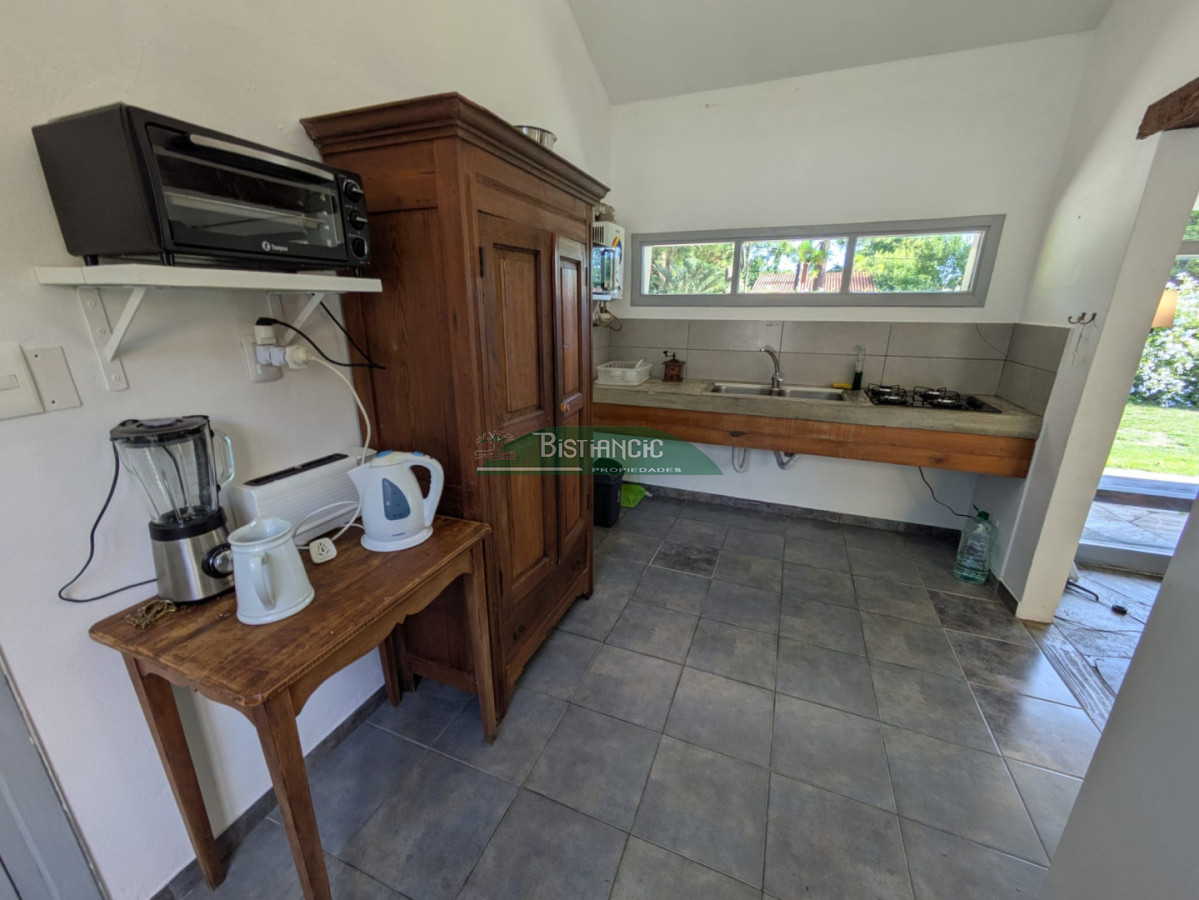 Casa ID.3043 - Hermoso chalet sobre camino la laguna. 3 dorm, 1 baño, barbacoa con baño y deposito. Patio y Estacionamiento. 