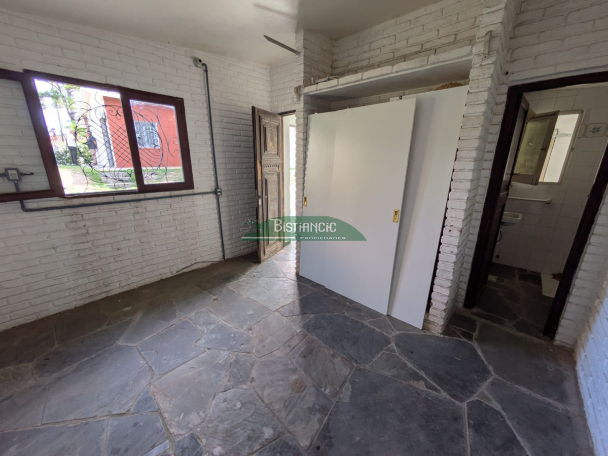 Casa ID.3043 - Hermoso chalet sobre camino la laguna. 3 dorm, 1 baño, barbacoa con baño y deposito. Patio y Estacionamiento. 