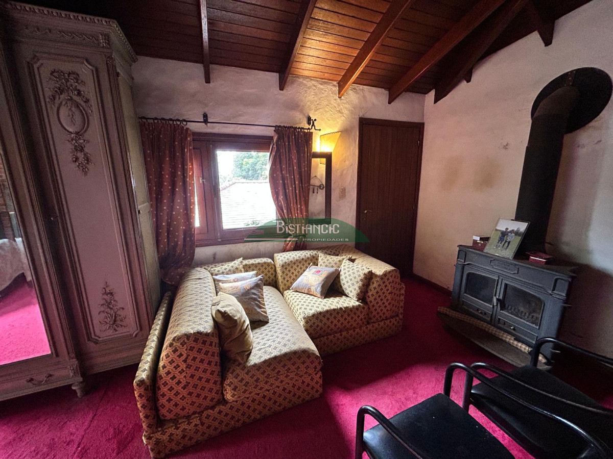 Casa ID.2419 - Chalé 2200 m2 de jardín y 374 m2 edf. 4 dorm 3 baños, barbacoa integrada calefacción, Precio de venta US$ 460.000.