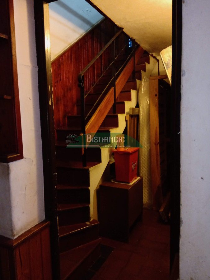 Casa ID.599 - Casa centrica, a media cuadra de peatonal Sarandí, muy comercial, ideal locales. 240 m2.