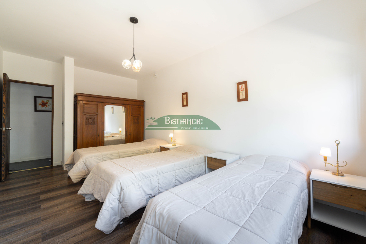Casa ID.2954 - Chalé 4 dorm 4 baños gran living, piscina grande + 2 deptos externos para renta. Terreno de 1700 m2 + 620 m2 construidos. Precio de Venta US$ 595.000.