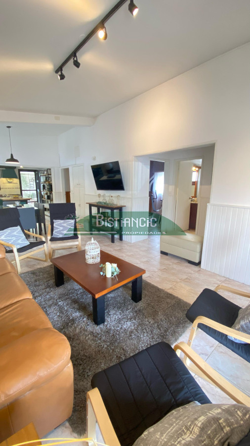 Casa ID.2952 - Casa en Maldonado, 3 dorm 2 baños , nueva con 2 deptos alquilados (buena renta). Todo impecable. Venta US$ 220.000. 